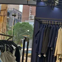 فروشنده خانم در لباس مجلسی محدود ولیعصر