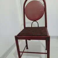 یک عدد صندلی سالم و تمیز