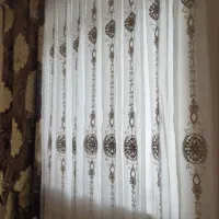 کنار پرده ای مخمل