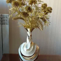 گلدان طلایی همراه گل