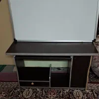 یک عدد میز کامپیوتر و یک عدد تخته وایت برد