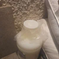 یک دبه دوغ چرب