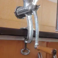 چرخ گوشت دستی قدیمی سالم