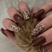 خدمات کاشت ناخن