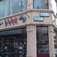 دونفر ادمین و تولید محتوا و یک نفر فروشنده جوان