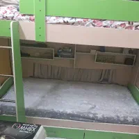 تخت و کمدو کتابخانه که میز کامپیوتر هم دارد