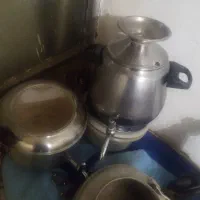 پنج عدد بشقاب استیل و  دوعدد کتری