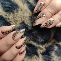 کاشت ناخن ۳۰۰