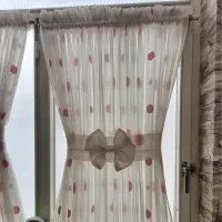 پرده حریر سفید با توپک های صورتی