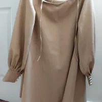 تعدادی مانتو و لباس مجلسی به فروش می رسد