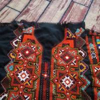 دوعدد زیح|لباس|خاش, |دیوار