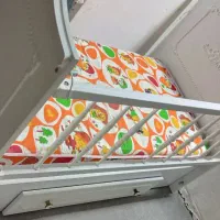 تخت کودک ویک عددتخت یک نفره بزرگسال