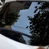 شیشه اتومبیل  و نصب برچسب دوی درب منزل
