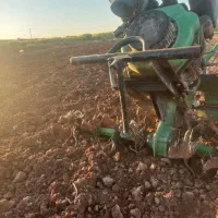 شخم زدن زمین زعفران با دستگاه ۷/۵سبک با تیغه مخصوص