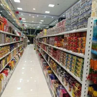 همکار آقا در فروشگاه مواد غذایی