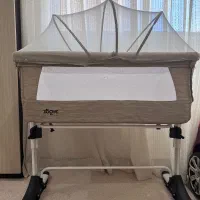 تخت کنار مادر زویی