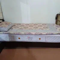 تخت خواب و تشک و کمد آرایشی اینه با صندلی ست