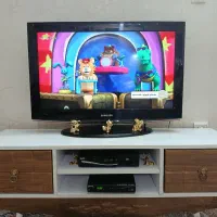 تلویزیون به همراه میز