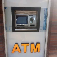 دستگاه عابربانک درحال کار صحیح وسالم