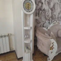 ساعت ایستاده کنار سالنی