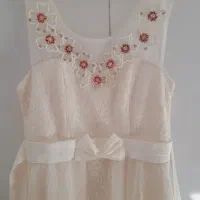 یک عدد پیراهن مجلسی دخترانه