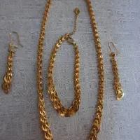 سرویس کاملا شبیه طلا رنگ ثابت .سیاه نمیشه