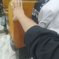 سه عدد صندلی با سه شیش عدد آیینه پشت رو و ..