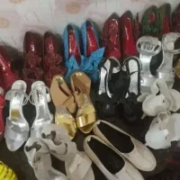 کفش ها رو به دلیل احتیاج مالی میفروشم زیر قیمت