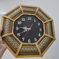 تعدادی تابلو و ساعت
