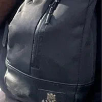 یک کیف کمری مشکی با گوشی گمشده