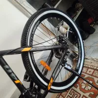 یک سری لوازم اسپرت شده دوچرخه