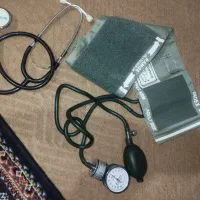 فشارسنج و گوشی پزشکی