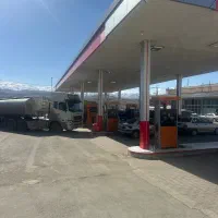 کارگر و اپراتور پمپ بنزین