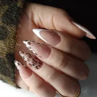 ناخن کار و همکار در تمام لاین‌های سالن