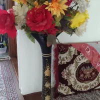 گلدان بزرگ با گلهای زیبا