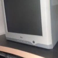 کامپیوتر خانکی به همراه میز و وسیله های جانبی|رایانه رومیزی|شهرضا, |دیوار