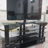 تلوزیون ۴۳ اینچ سامسونگ با میز در حد نو