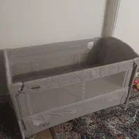 تخت کنار مادر و پارک بازی کودک