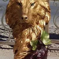 مجسمه کنارسالنی پادشاه گرگها