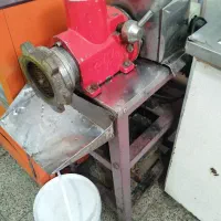 چرخ گوشت و درب توری و یسری وسایل دیگه