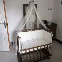 تخت کنار مادر