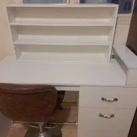 میز ناخن ،صندلی ریلی ،و شلف که متحرک هست