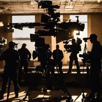 بازیگرنقش اصلی+سرمایه گذاری درکارتصویری برابر چهره