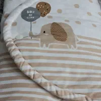 پتو دور پیچ نوزاد و شیردوش دستی