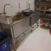 کارگر تمام وقت وسط کار آشپزخانه