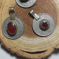 تعدادی اویزه سکه ای قدیمی