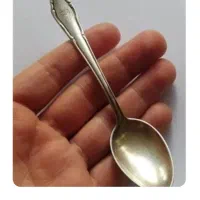 تعدادی قاشق و چنگال نقره