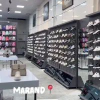 فروشنده در فروشگاه کیف و کفش