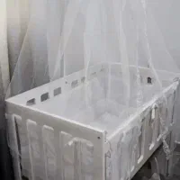 تخت نوزاد کنار مادر