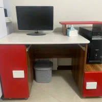 میز تحریر وکامپیوتر